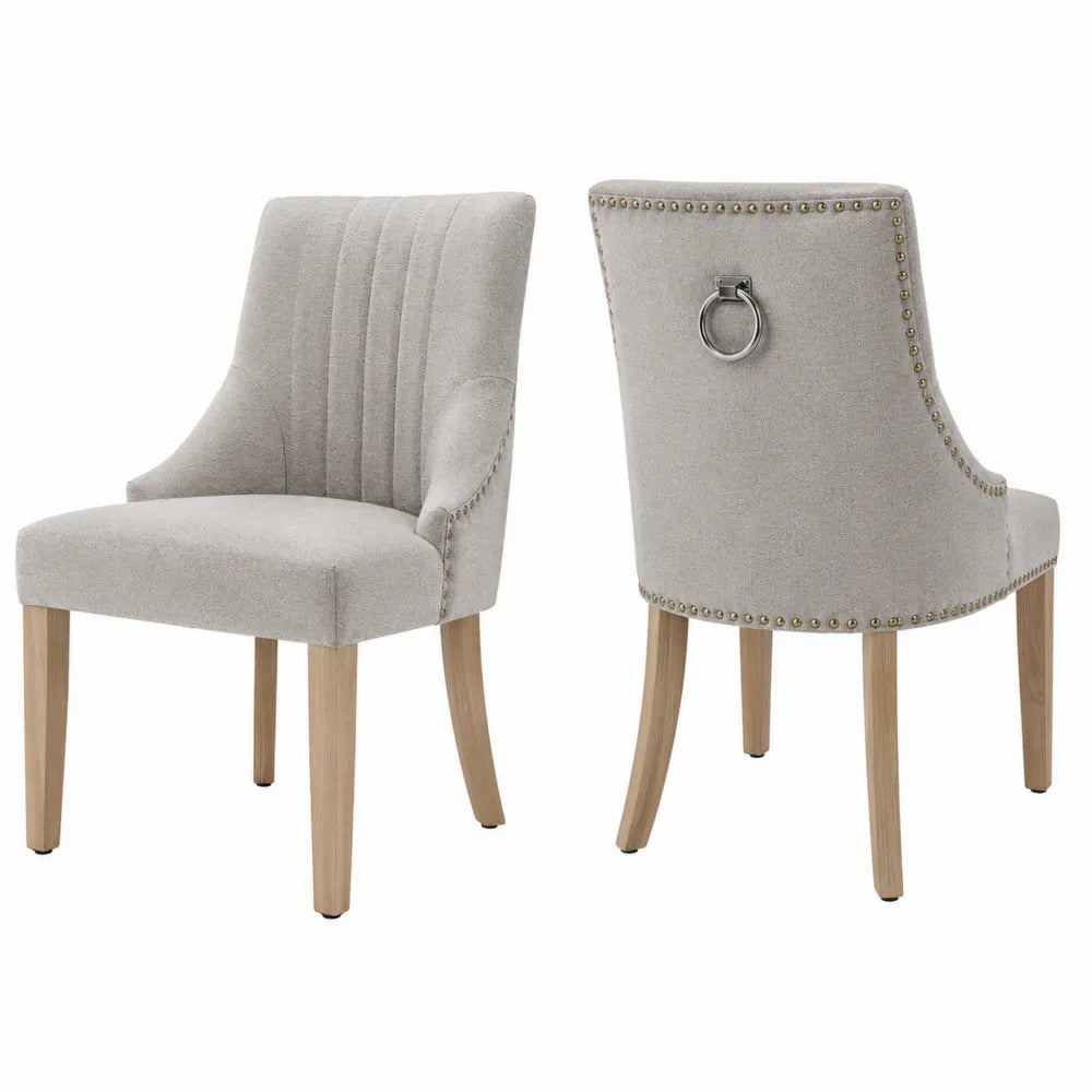 Sedia da pranzo imbottita in tessuto beige con gambe in legno massello e dettagli borchie 55x58x85 cm