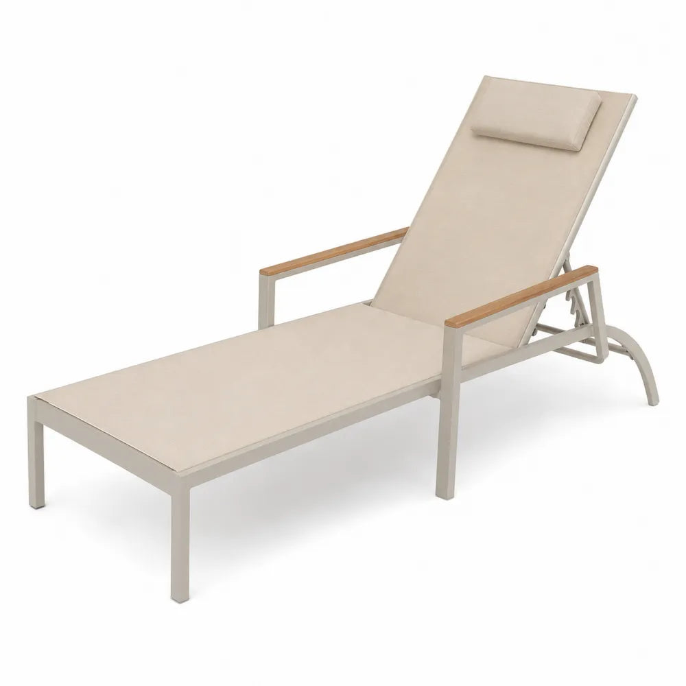 Lettino prendisole da esterno in alluminio verniciato beige con schienale regolabile braccioli in legno e cuscino 200 x 65 x 80 cm
